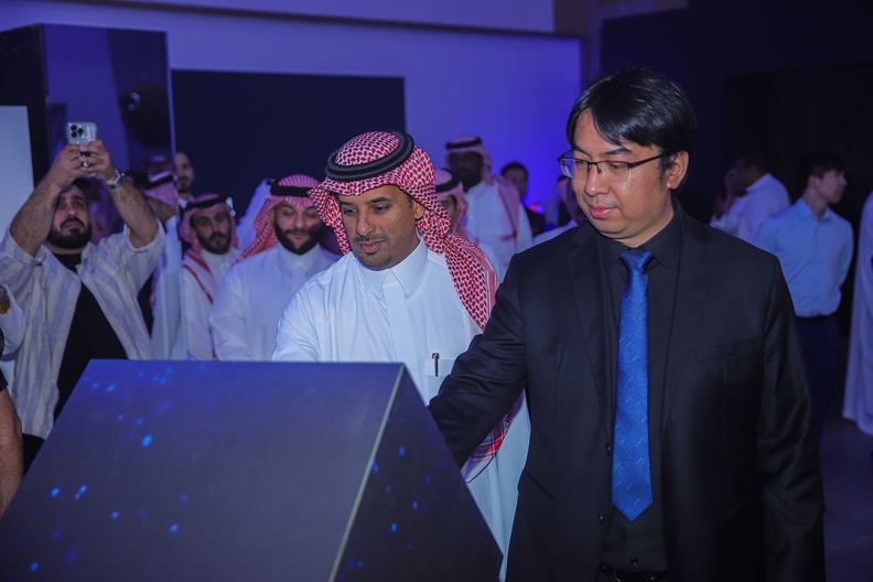 شركة الوعلان للتجارة خلال افتتاح صالة عرض سيارات زيكر